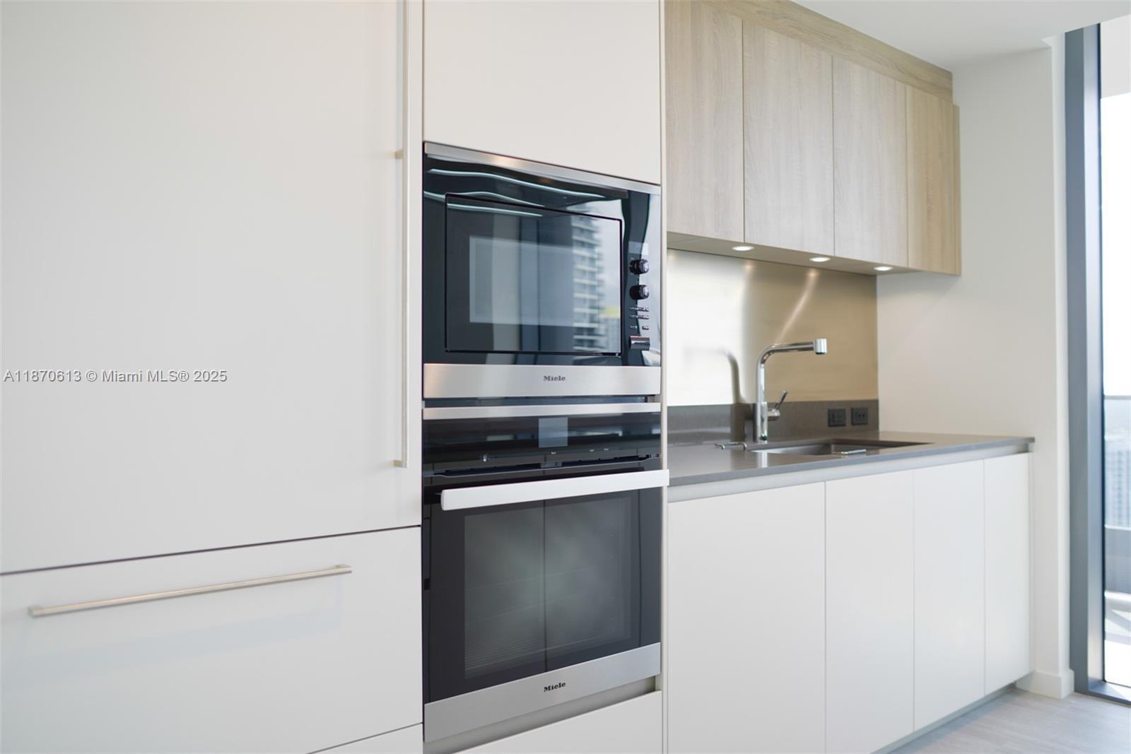 Building Photo - 1000 Brickell Plz