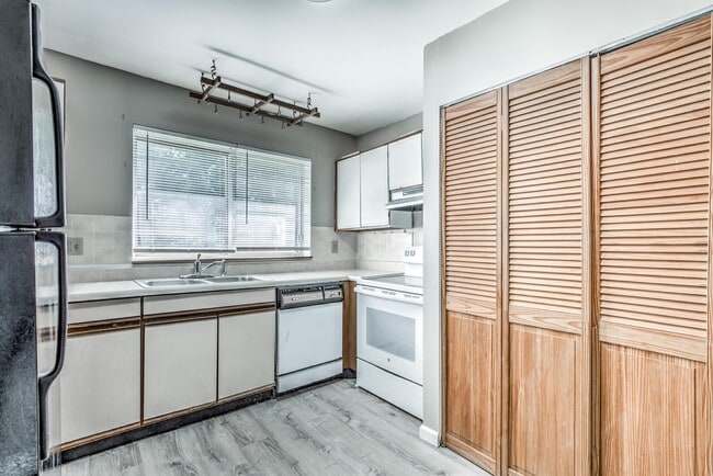 Building Photo - 18 Redwood Dr