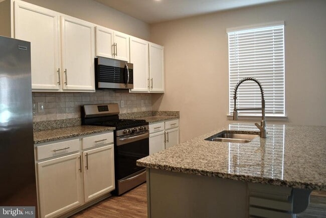 Building Photo - 109 N Marshview Terrace