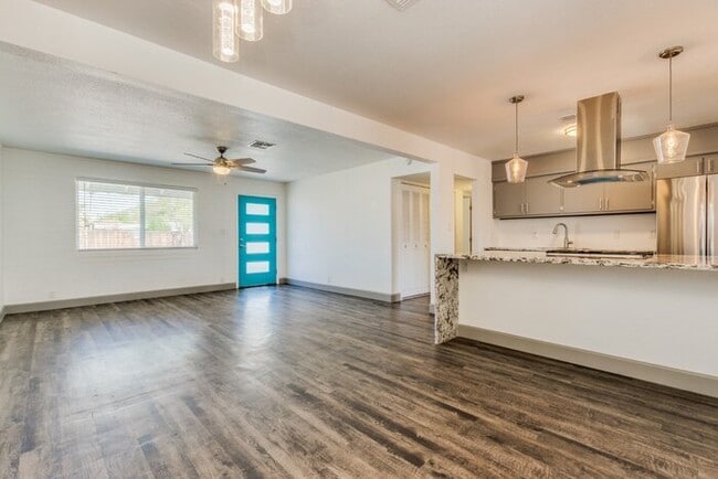 Building Photo - 1637 W Cinnabar Ave