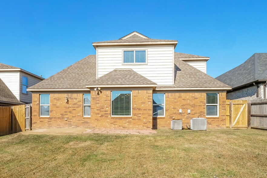 Building Photo - 40 Willow Springs Ln