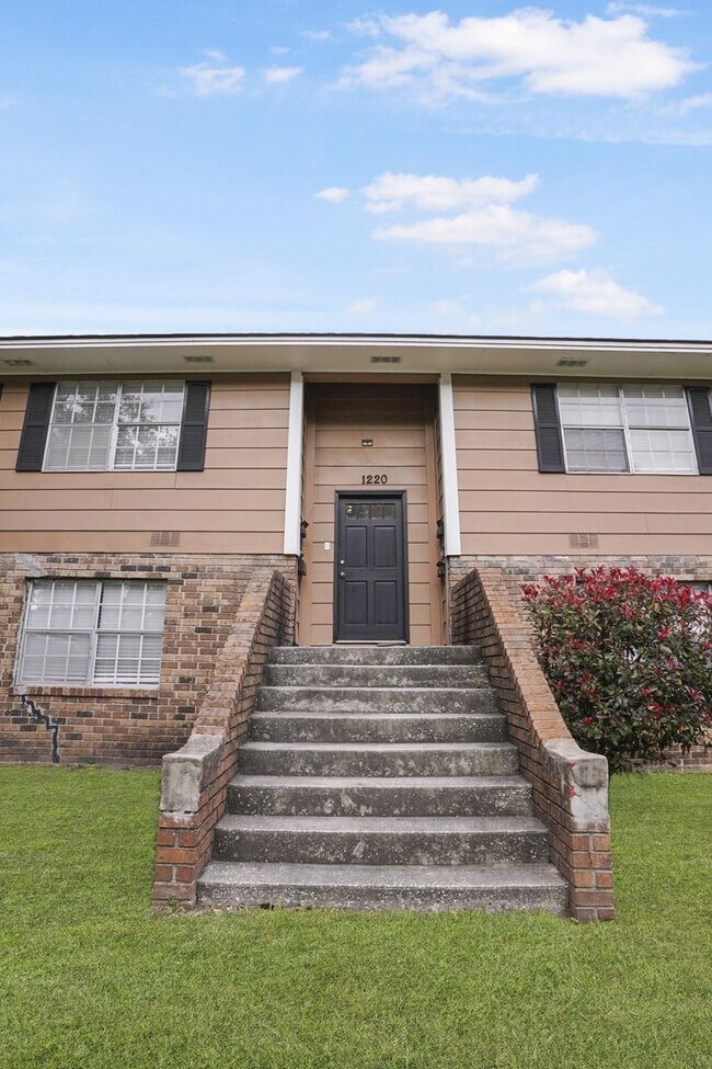 Building Photo - Charming 1 bedroom 1 Bathroom across from Daffin Park