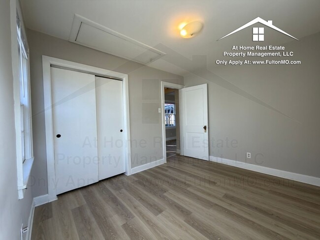 Building Photo - 715-709 W 7th St