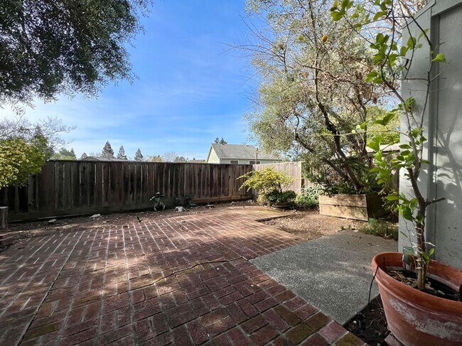 Building Photo - Three Bedroom Napa Condo on River Walk