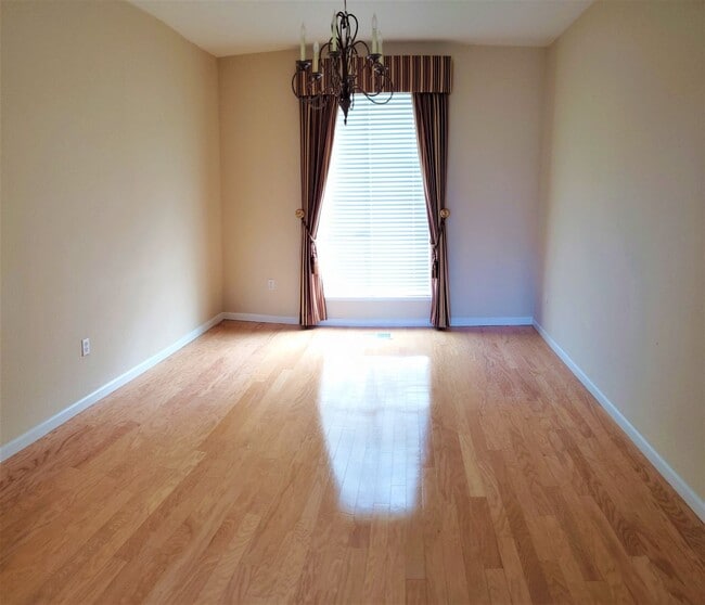 Building Photo - Wonderful 5bd / 3.5ba with 2 master suites