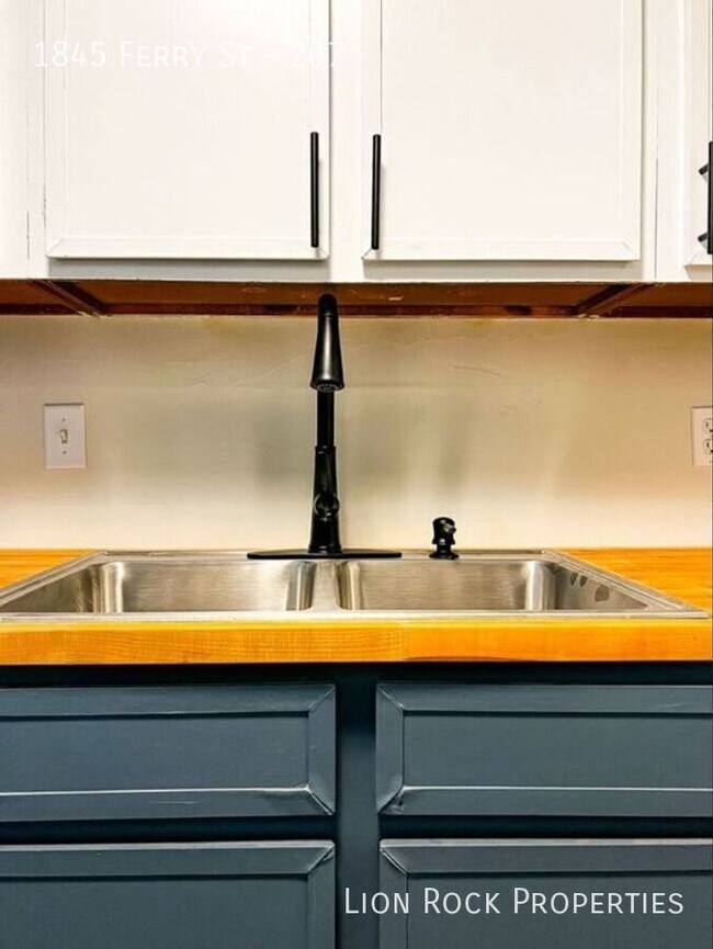 Building Photo - 1845 Ferry St