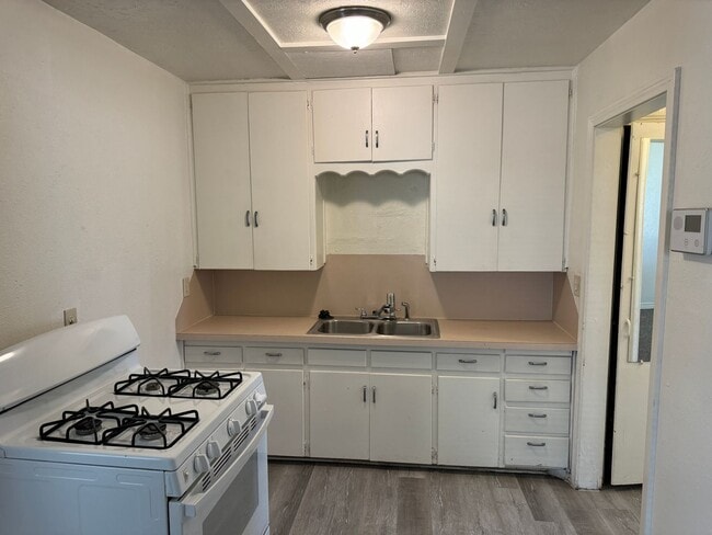 Building Photo - 1 bed duplex close to all things Norman! New paint, carpet and flooring!