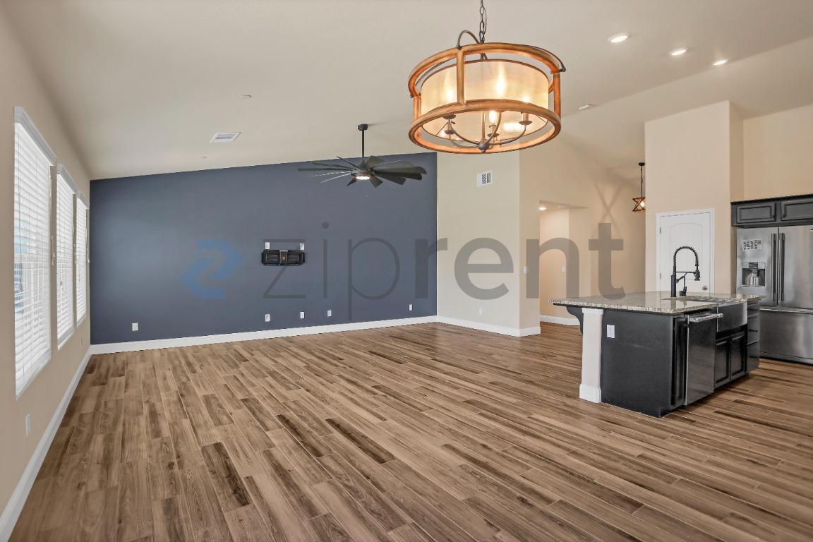 Building Photo - Unit