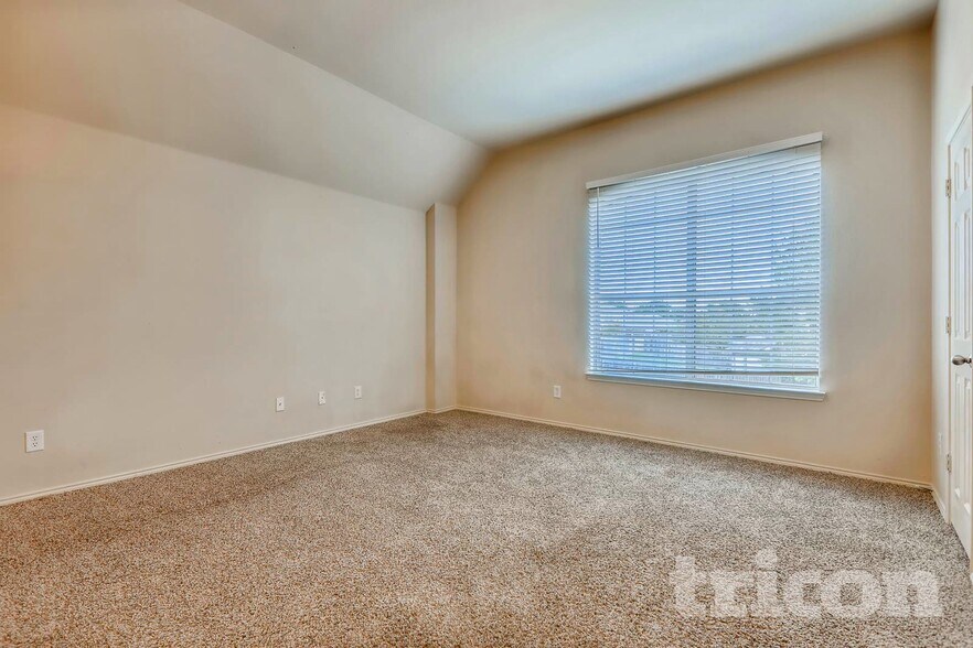 Building Photo - 5805 Paloma Blanca Dr