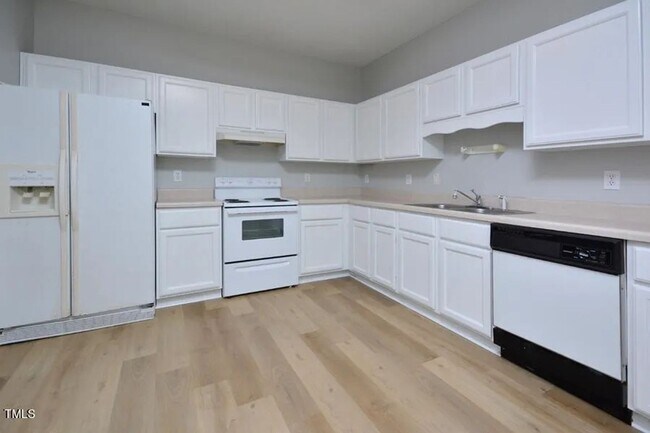 Building Photo - Spacious and Updated!  4 Bedrooms, LVP Flo...