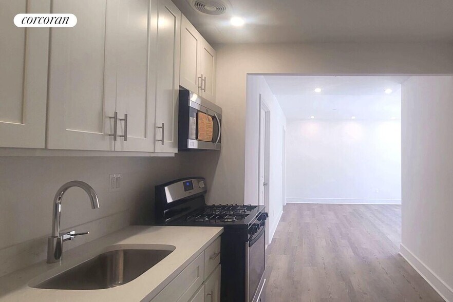 Building Photo - 45 W 81st St