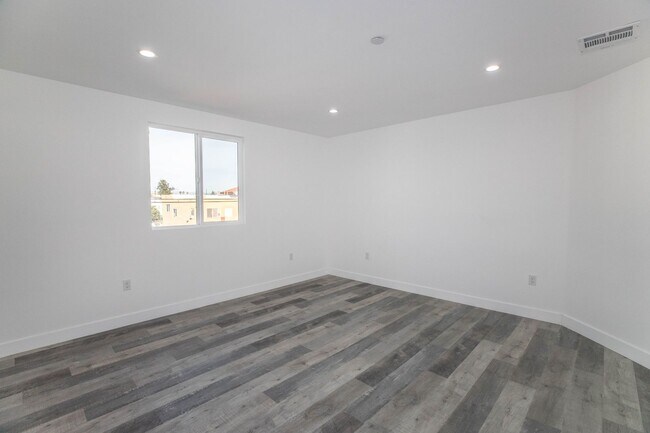 Building Photo - 543 N Virgil Ave