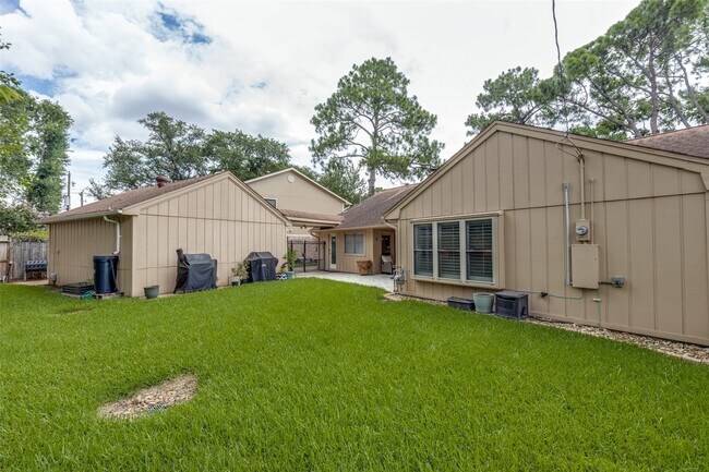 Building Photo - 2827 Fontana Dr