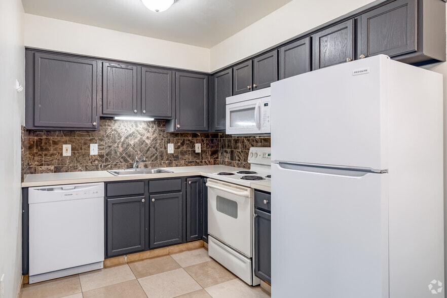 Platinum - 2BR, 1BA - 900SF - Kitchen - Bradford Square