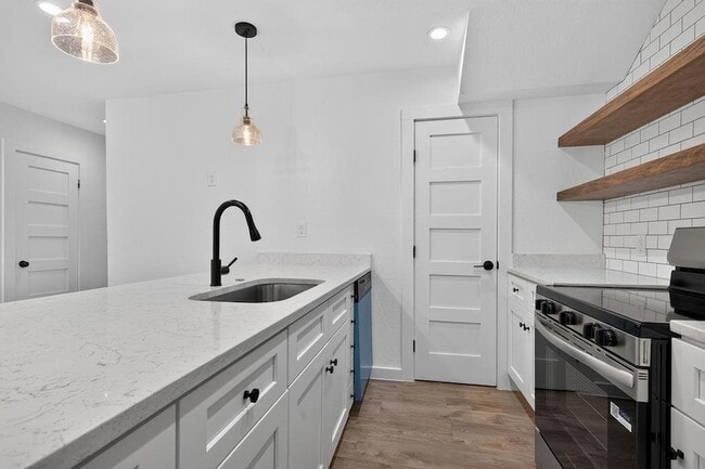 Building Photo - 2124 Burton Dr