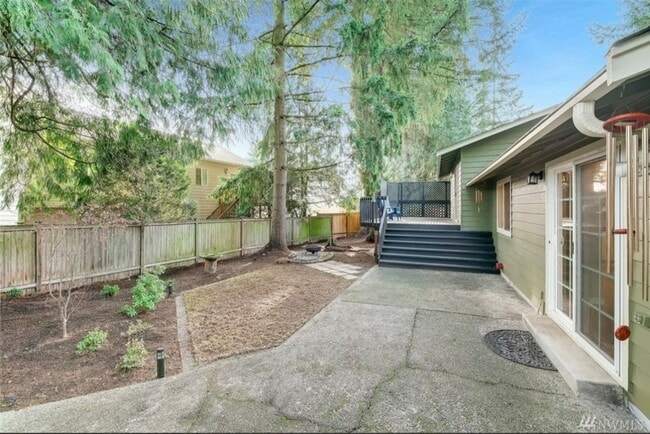Building Photo - Kirkland Location, Charming 3 Bedroom - 1....