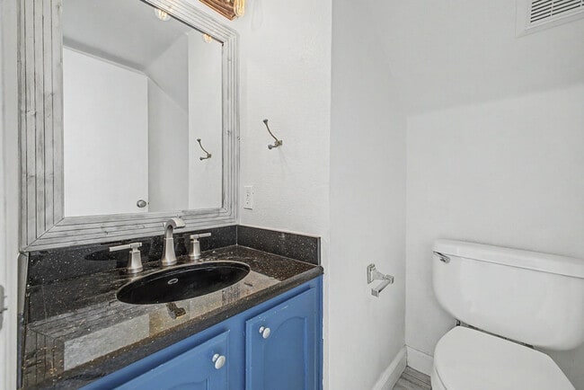 Building Photo - 1006 S Tiago Dr