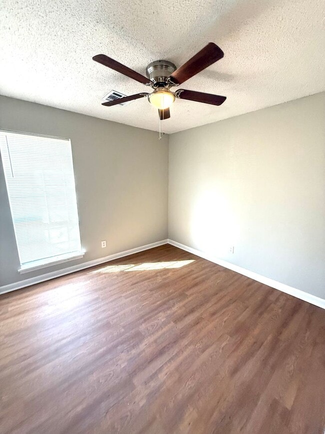 Building Photo - ** 3 Bed 2 Bath located off Woodley rd ** ...