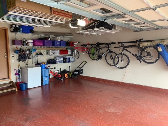 Building Photo - ***PENDING APPLICATION***Modern and stylish 3 bedroom home in Lovely Neighborhood