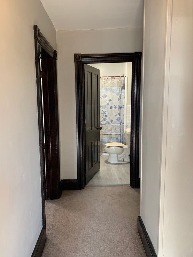 Building Photo - Spacious single family home with 3 beds/2 ...