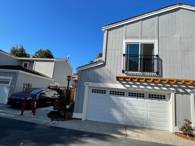 Building Photo - Gorgeous Mt. View townhome with garage, EV...