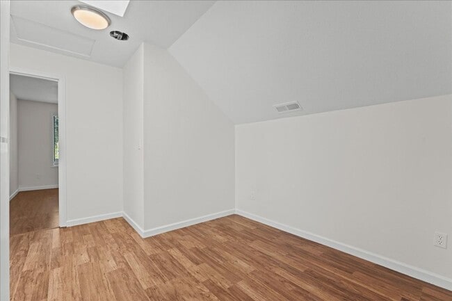 Building Photo - Beautifully Renovated 4-Bedroom, 2-Bath Ho...