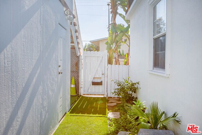 Building Photo - 8525 Cadillac Ave