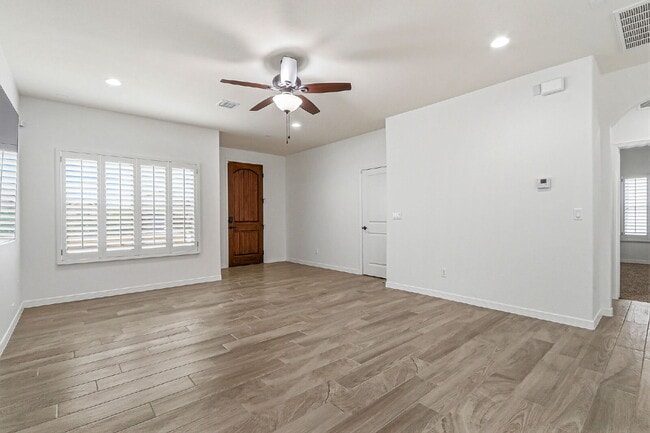 Building Photo - 3 bedroom 2 bath with washer and dryer in 79928