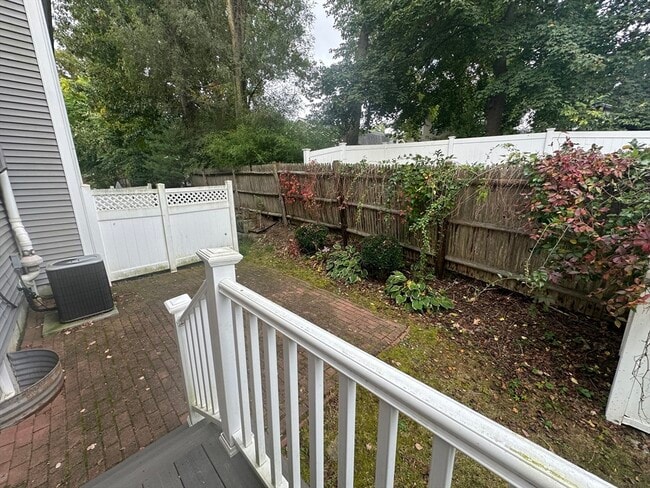 Building Photo - 18 Edgemoor Cir