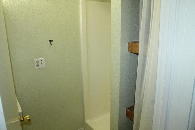 Building Photo - 119 Elm St