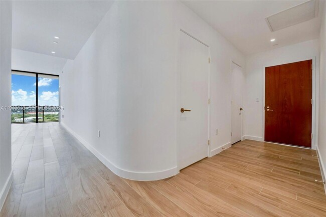 Building Photo - 2678 Tigertail Ave