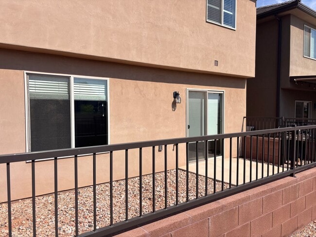 Building Photo - 4 bed | 2 1/2 bath | 2 car garage in Deser...