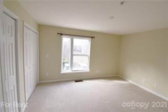 Building Photo - 620 Raphael Place