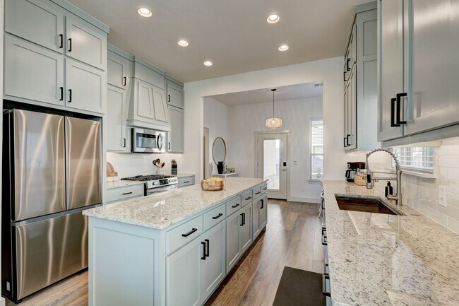Building Photo - Stunning 4 Bedroom 3 Bath Home