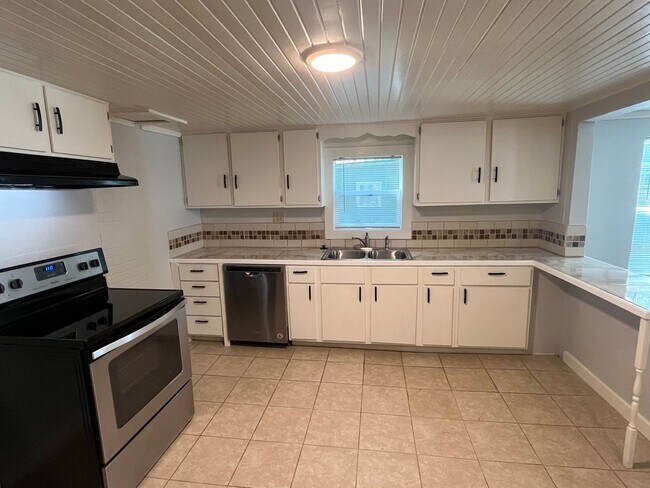 Building Photo - 3 Bedroom!