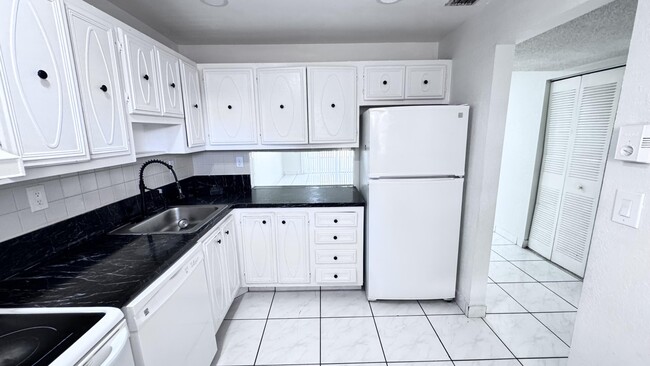 Building Photo - 5535 Lakewood Cir