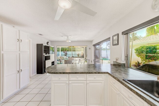 Building Photo - 3-Bedroom, 2-Bath Seminole Home – Fully Furnished & Move-In Ready!