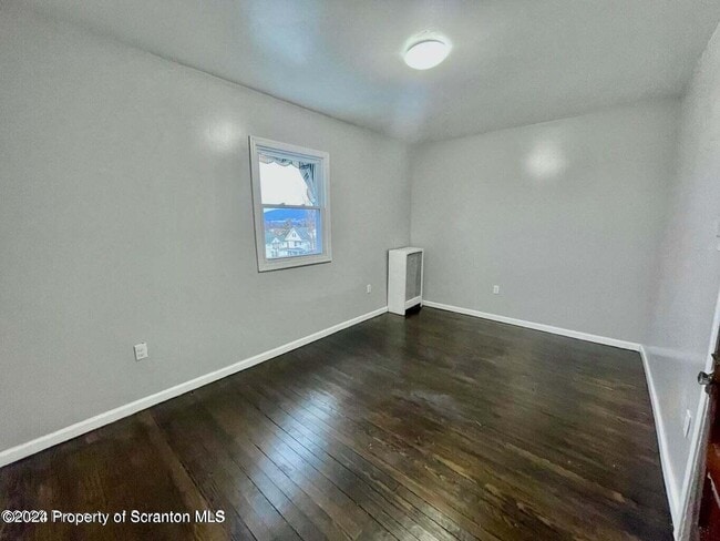 Building Photo - 304 E Elm St