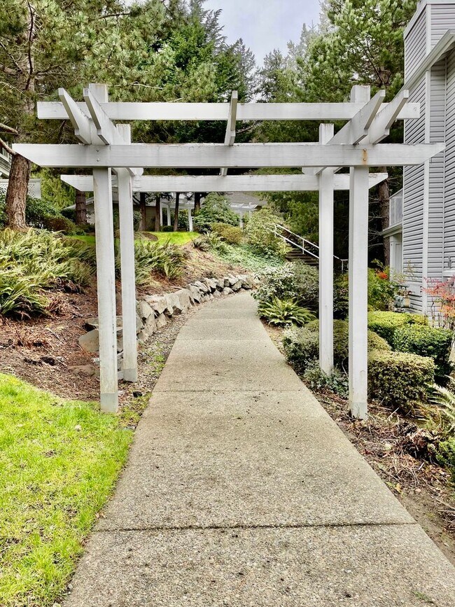 Building Photo - 2 Bed / 1 bath townhome at Summerhill Village in Issaquah $2,895/mo