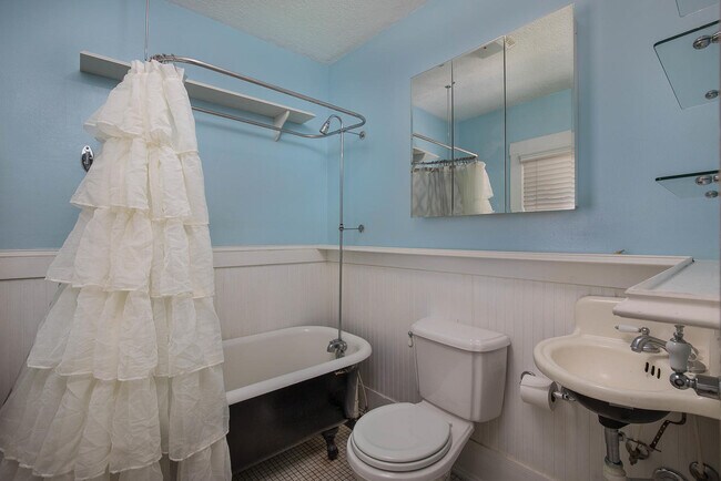 Building Photo - Charming Craftsman Home in Montford