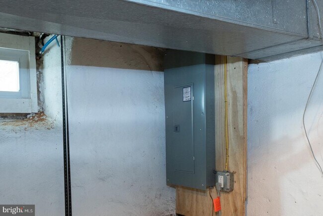 Building Photo - 717 Miller St