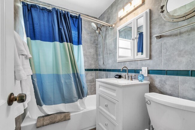 Building Photo - Charming 3BD/2BTH Home with Private Backya...