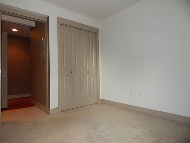 Building Photo - 1 bd 1 bath close to UW.  Water/Sewer/Garbage/Parking/Storage included