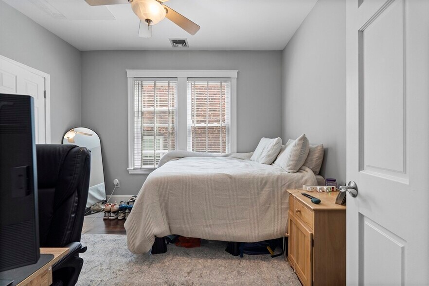 Building Photo - 194 Emerson St