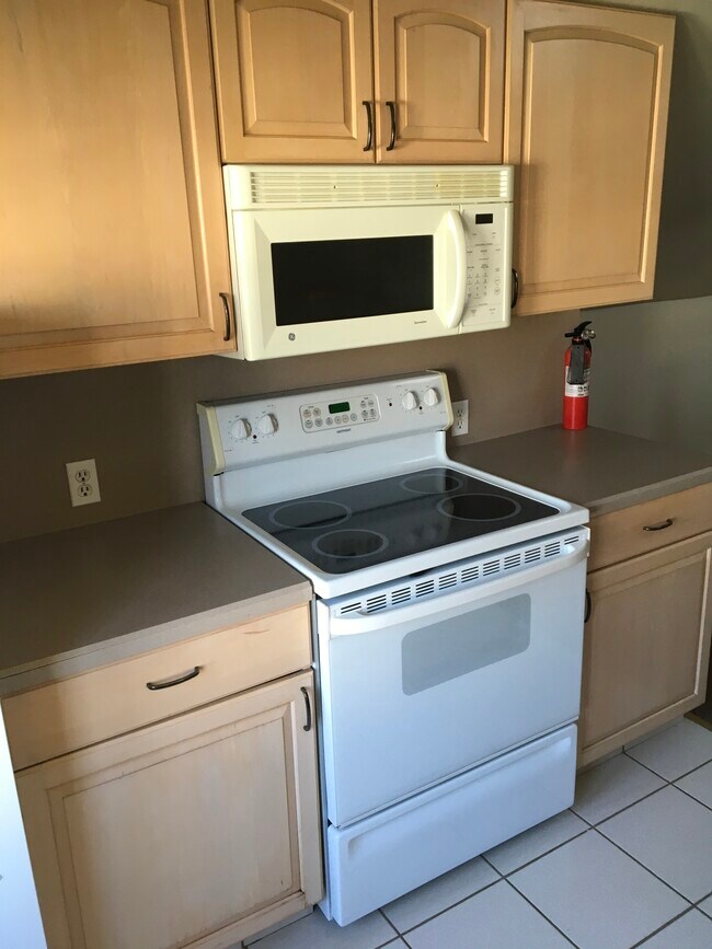 kitchen stove/ microwave - 209 Garfield Ave