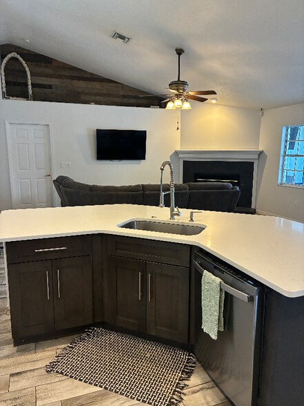 Building Photo - 867 Park Valley Cir