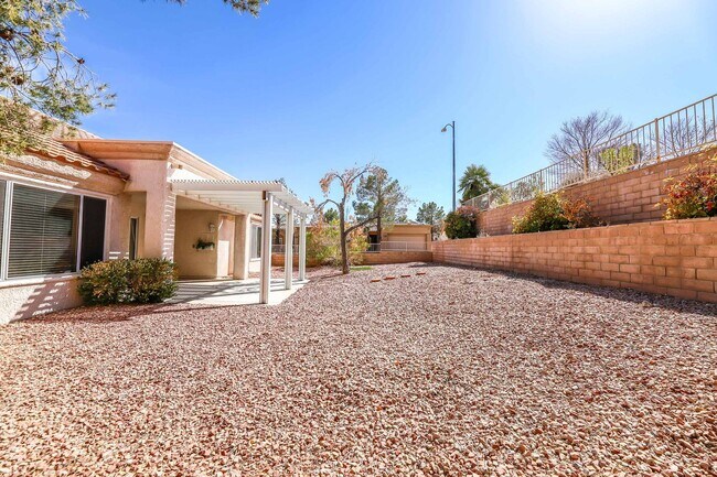 Building Photo - Sun City Summerlin - Golf Course Community...