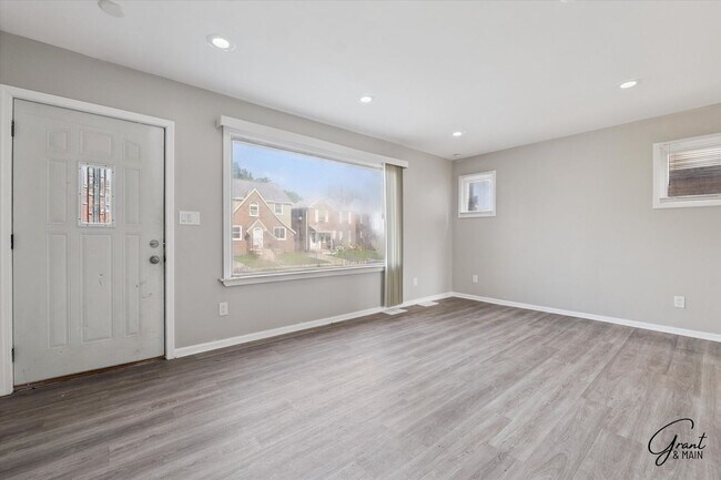 Building Photo - $1350 3 bedroom