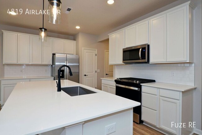 Building Photo - 4819 Airlake Dr