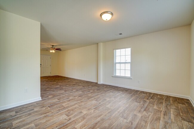 Building Photo - 3 BR, 2.5 BA., 2 Car Garage in Boiling Springs, Near I-85